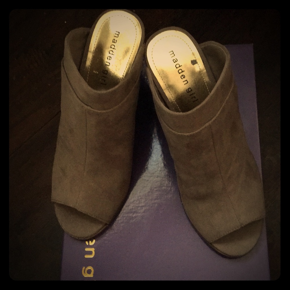 MADDEN GIRL WOMENS SLIDE ONS WITH BLOCK HEEL